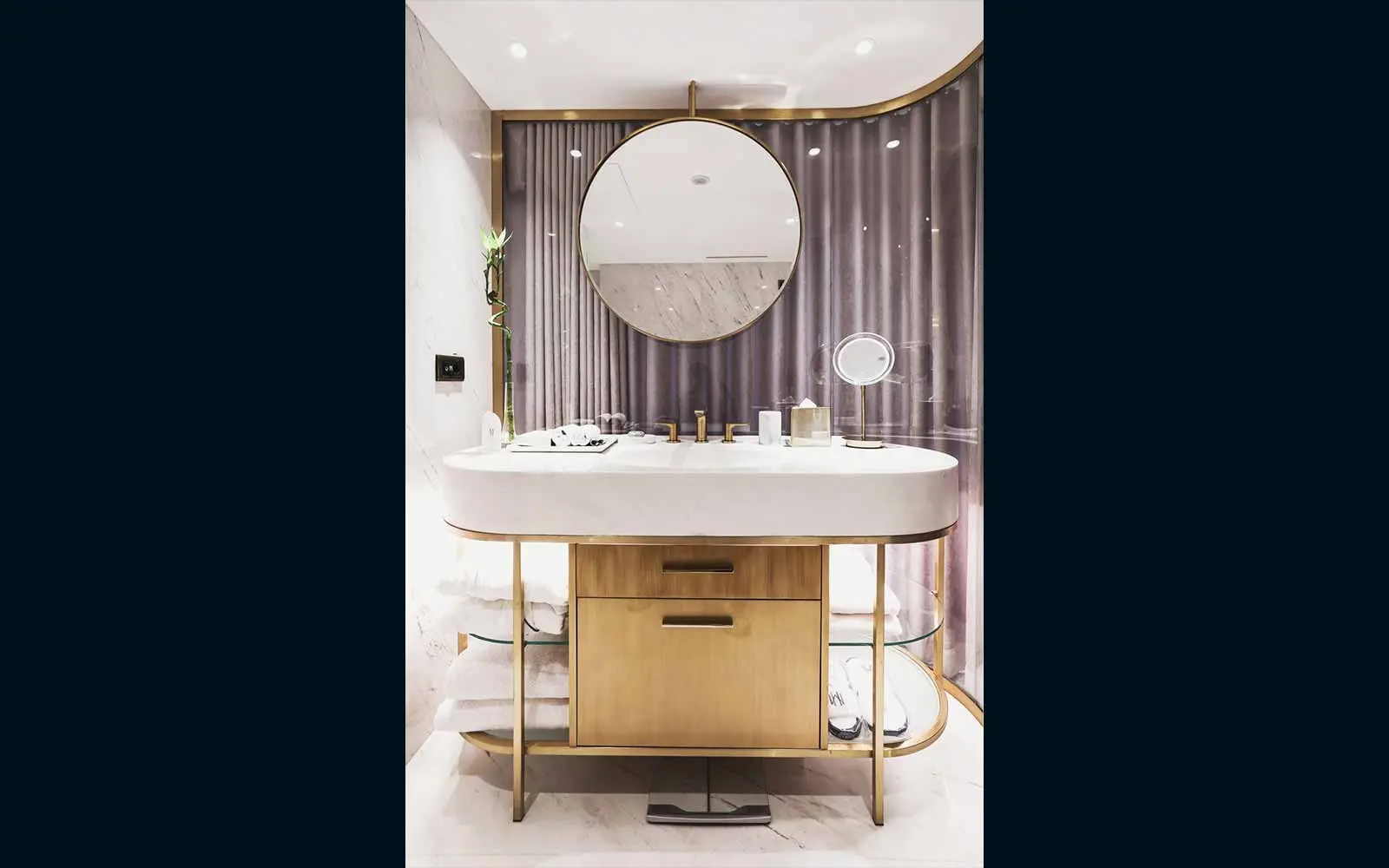 The Maestro Hotel Deluxe Room Bathroom