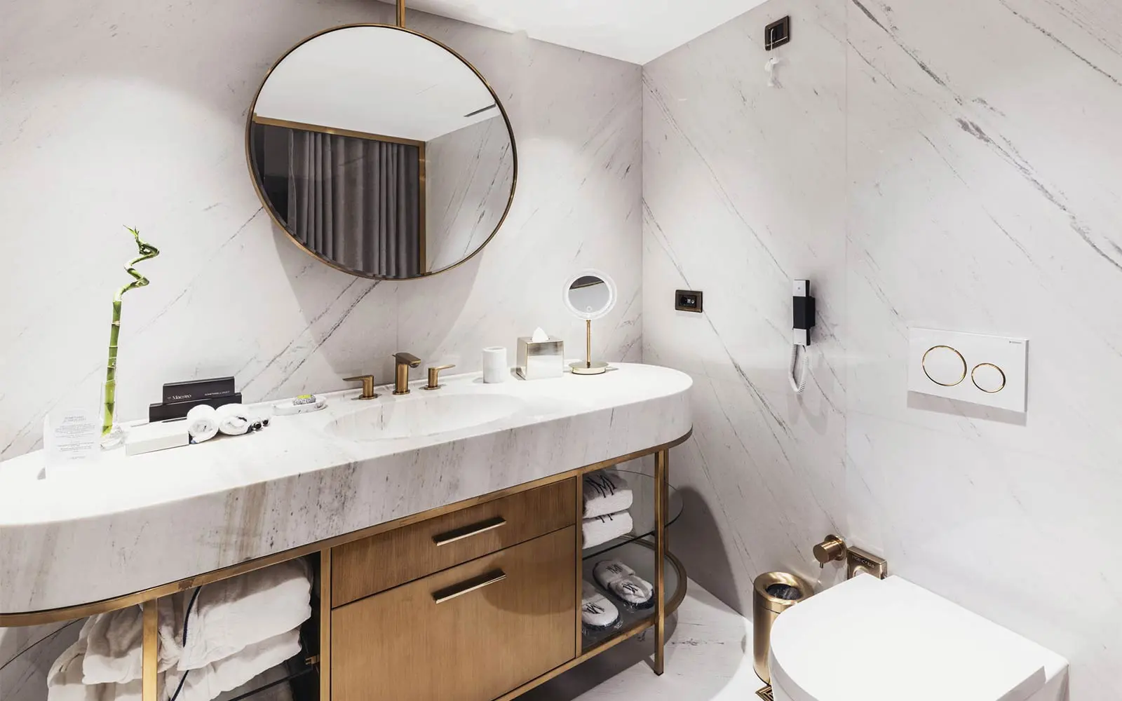 The Maestro Hotel Princess Suite Bathroom