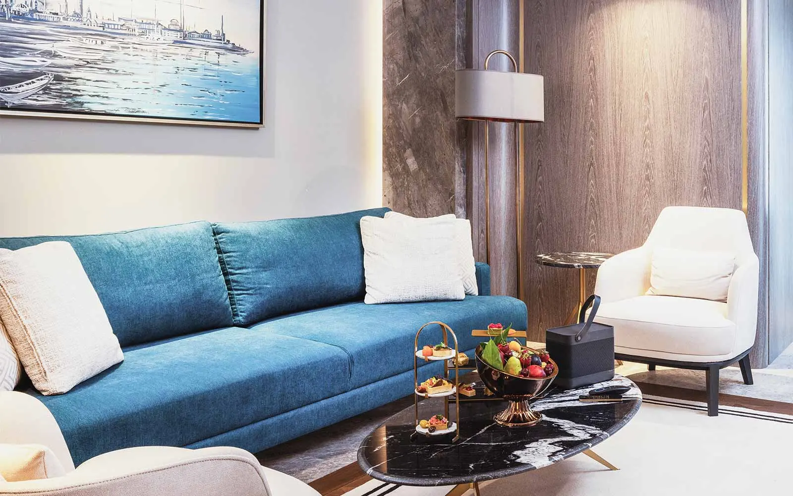 Queen Suite Living Room